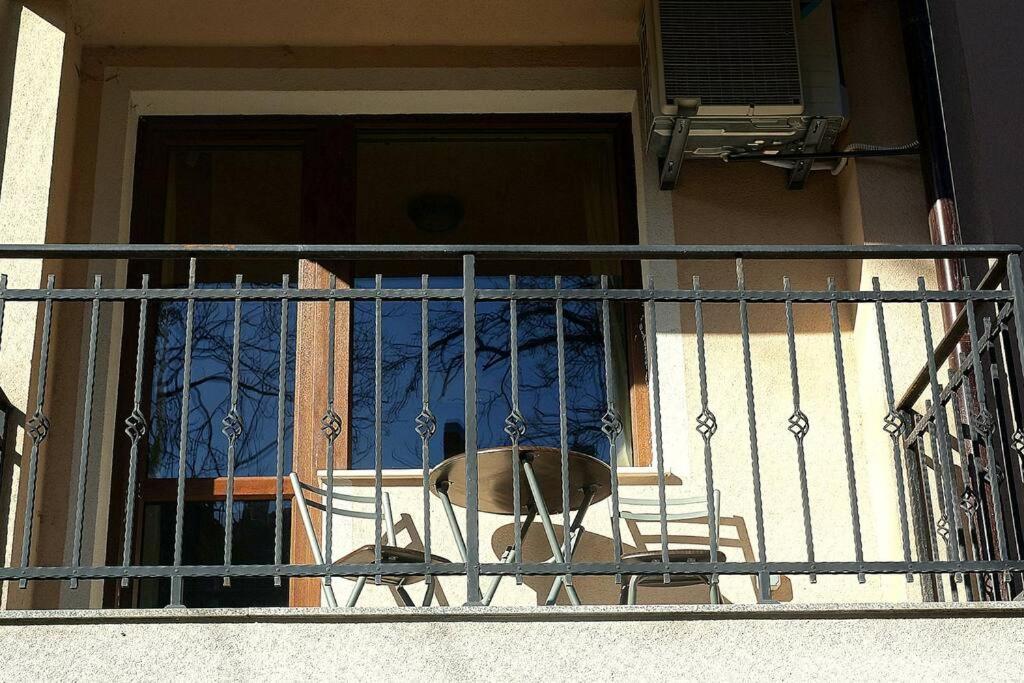 Centrally Located , Brand New, Cozy With Parking Apartemen Sofia
