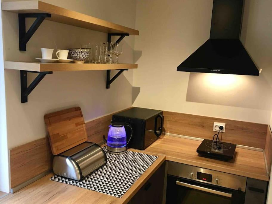 Centrally Located , Brand New, Cozy With Parking Apartemen *