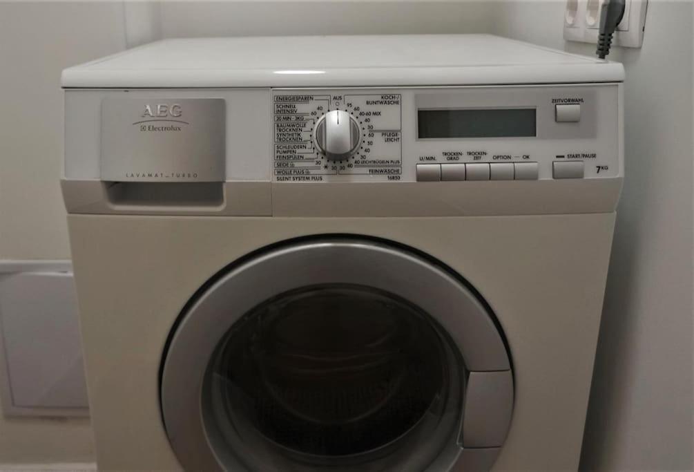 Centrally Located , Brand New, Cozy With Parking Apartemen