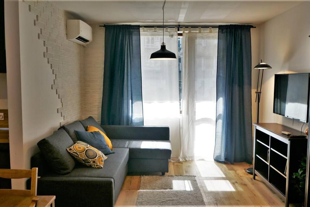 Centrally Located , Brand New, Cozy With Parking Apartemen *