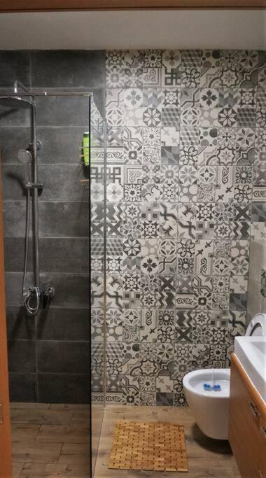 Apartemen Centrally Located , Brand New, Cozy With Parking